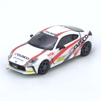 Miniatura de carro de corrida branco com inscrições Cusco e detalhes vermelhos