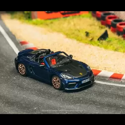 Miniatura de carro desportivo descapotável azul numa pista de corridas