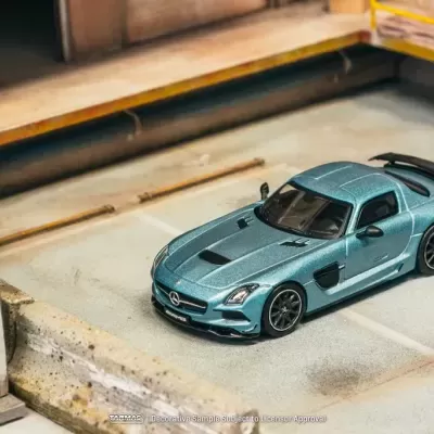 Miniatura de carro desportivo Mercedes AMG azul metálico num parque de estacionamento em miniatura