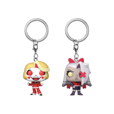 Dois chaveiros de figuras pop em fundo branco