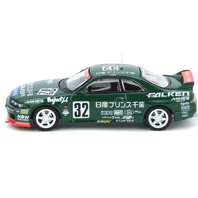 Modelo miniatura de carro de corrida verde com número 32 e etiquetas de patrocinadores.