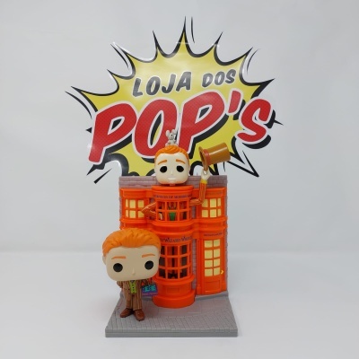 Figura Funko Pop de Vin Diesel com edifício laranja e logo LOJA DOS POP'S