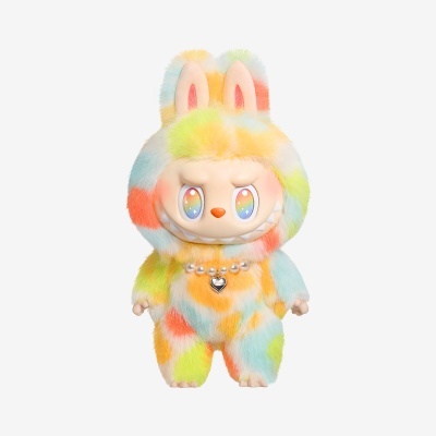 Figura colecionável peluda multicolor com olhos arco-íris e colar de pérolas