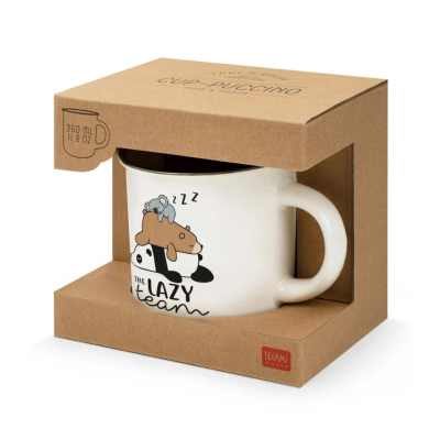 Caneca branca com desenhos de animais a dormir e texto THE LAZY team na embalagem de cartão castanho