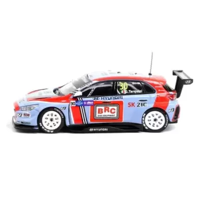 Modelo de carro de corrida Hyundai azul, branco e vermelho com várias marcas