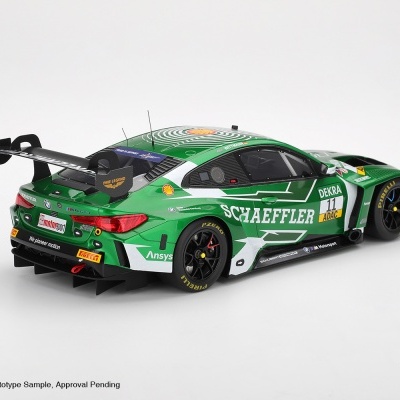Modelo de carro de corrida BMW M4 GT3 verde com várias inscrições e detalhes em fundo branco.
