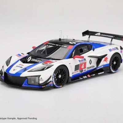 Modelo de carro de corrida Corvette branco e azul com o número 4 e vários logótipos de patrocinadores