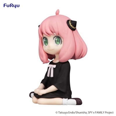 Figura colecionável de personagem anime com cabelo rosa e vestido preto sentada