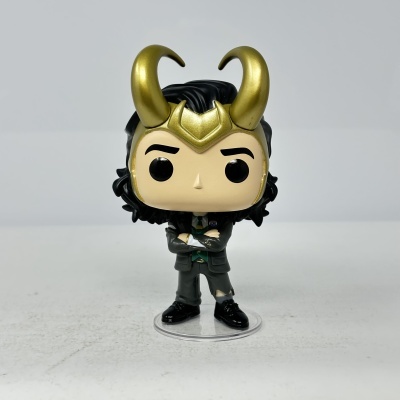 Figurinha Funko Pop Loki com capacete dourado e fato cinzento
