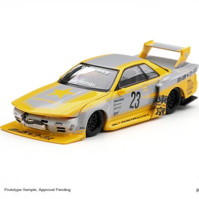 Miniatura de carro desportivo amarelo e cinzento com número 23 e inscrições diversas.