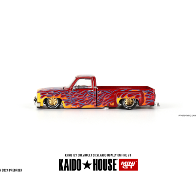 Miniatura carrinha Chevrolet Silverado com padrão de chamas e rodas douradas