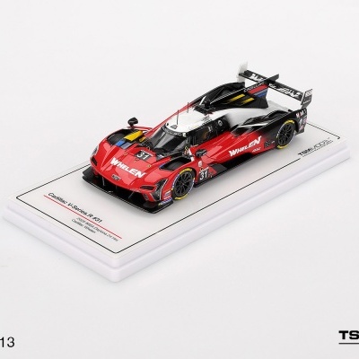 Miniatura de carro de corrida Chevrolet Corvette C8.R em escala 1:43 com base branca