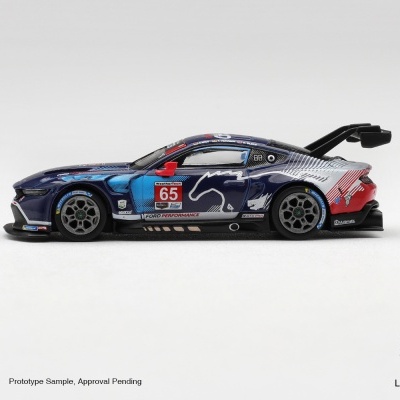 Miniatura de carro de corrida Ford Performance azul com detalhes em vermelho e branco, número 65