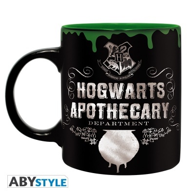 Caneca preta com interior verde, design de Hogwarts Apothecary e brasão