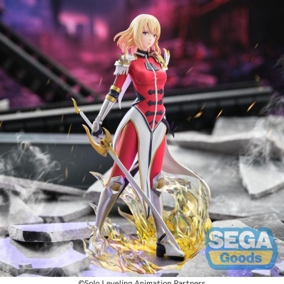 Figurina feminina com roupa vermelha e espada em base dourada em cenário urbano destruído.