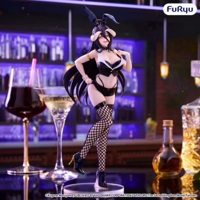 Figura anime feminina com roupa de coelho e meias de rede, em bar com luz roxa