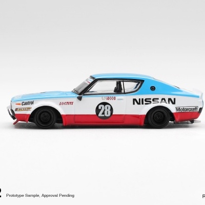 Miniatura de carro de corrida Nissan azul, branca e vermelha com número 28 e logos várias marcas