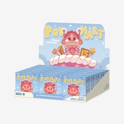 Caixa de exposição azul clara da Pop Mart com personagens cor-de-rosa e texto de aniversário.