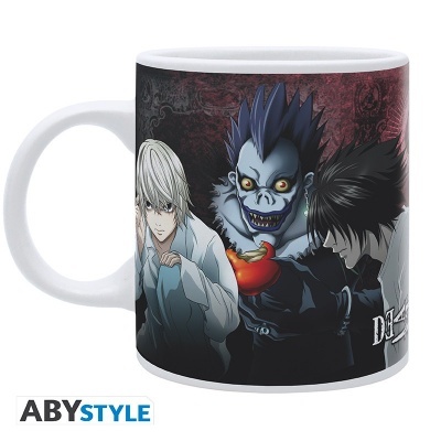 Caneca com personagens do anime Death Note em fundo escuro