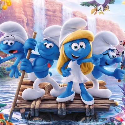 Quatro personagens Smurfs azuis em jangada de madeira no rio com vegetação e montanhas