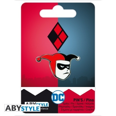 Emblema metálico do personagem Harley Quinn na embalagem ABYSTYLE e DC