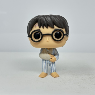 Figura Funko Pop Harry Potter de pijama com braço em tipóia