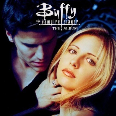 Capa de álbum Buffy the vampire slayer com homem e mulher em tons escuros