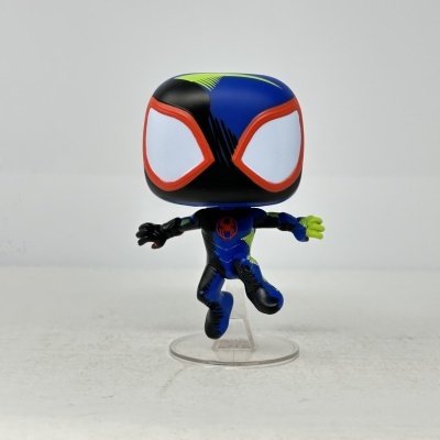 Figura colecionável do personagem com máscara azul, preta e verde com olhos grandes brancos e fato com símbolo de aranha