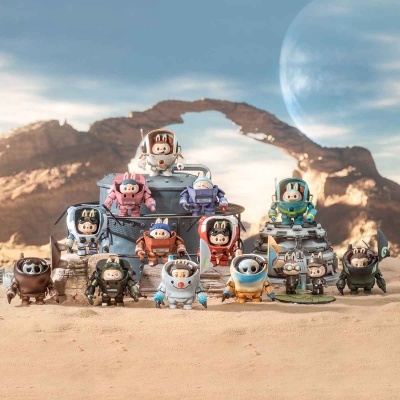 Miniaturas de astronautas coloridos em areia com formação rochosa e planeta ao fundo