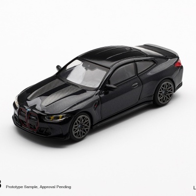 Miniatura de carro desportivo BMW M4 preto com detalhes vermelhos e capot textura fibra de carbono