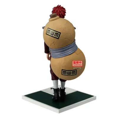 Estatueta anime com recipientes duplos cor de areia e base xadrez.