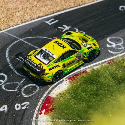 Modelo de carro de corrida amarelo com marcas e detalhes em pista de corrida