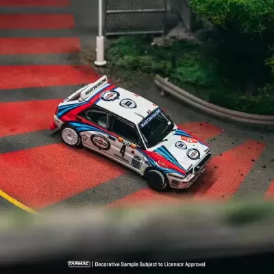 Miniatura de carro de corrida branco com detalhes coloridos numa pista simulada