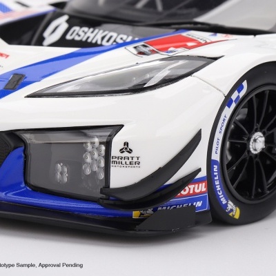 Detalhe dianteiro de carro de corrida branco e azul com rodas pretas e logótipos