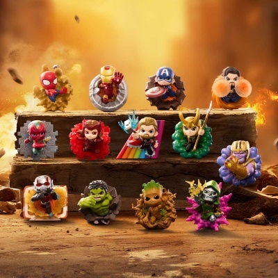 Miniaturas coloridas de super-heróis e vilões alinhadas em suportes de madeira