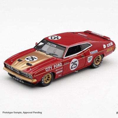 Miniatura de carro de corrida vermelho e dourado com número 25 e várias marcas