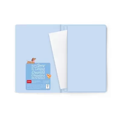 Interior de caderno azul com folha solta e autocolante azul com texto e ilustrações.