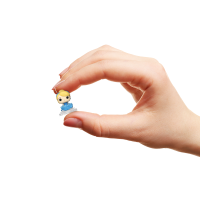 Figura de brinquedo pequena de personagem com vestido azul e cabelo loiro na mão