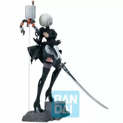 Figura colecionável feminina com espada, base cinzenta e apoio translúcido, fundo branco