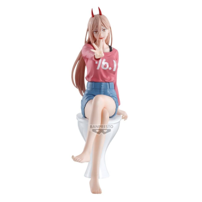 Figura Banpresto personagem feminina com camisola rosa e saia azul sentada numa sanita branca