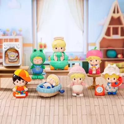 Set de bonecos de brinquedo coloridos com roupas variadas sobre madeira com cenário infantil