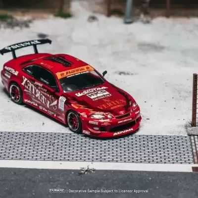Miniatura de carro de corrida vermelho com inscrições e asa traseira preta