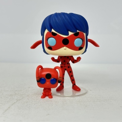 Figuras Funko Pop vermelha com bolinhas pretas e cabelo azul