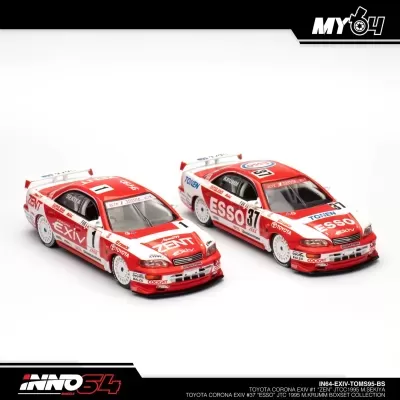 Dois modelos de carro de corrida Toyota Corona Exiv vermelhos e brancos com os números 1 e 37.