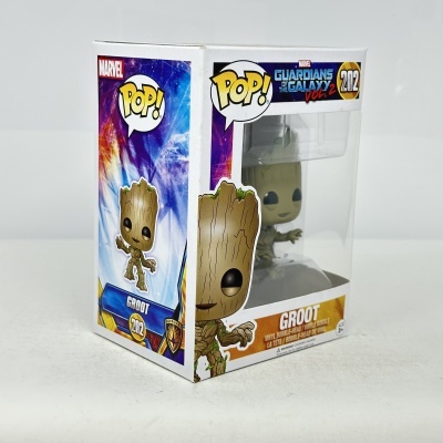 Funko Pop! Groot Guardians of the Galaxy caixa com figura visível através da janela plástica.