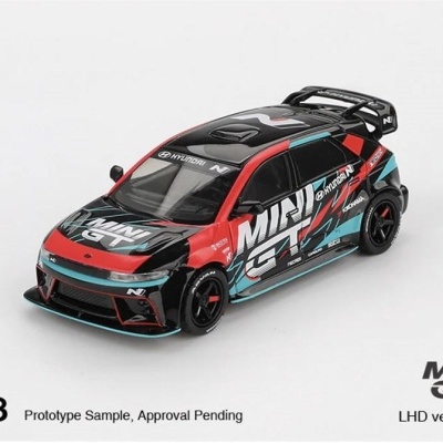 Miniatura de carro de corrida preto, vermelho e azul turquesa com várias inscrições