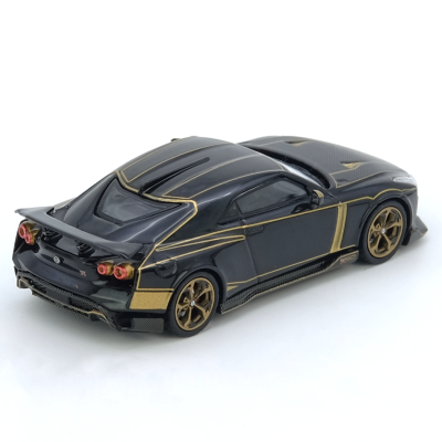 Miniatura de carro desportivo preto com detalhes dourados e rodas douradas.