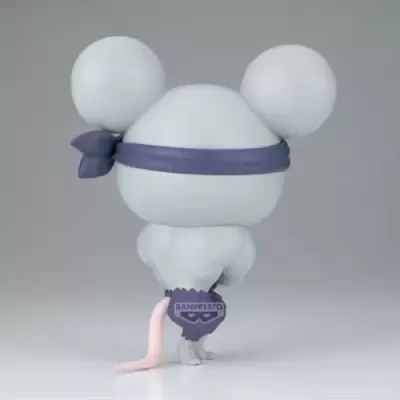 Figura colecionável cinza claro com faixa azul escura e saco roxo BANPRESTO