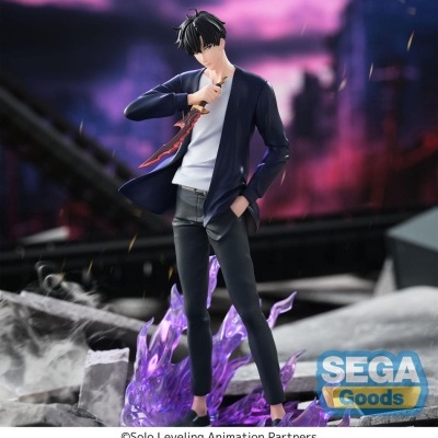 Figura colecionável masculina com casaco azul escuro segurando lâmina vermelha em base roxa