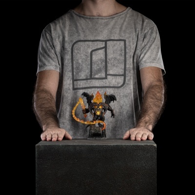 Figura de ação de monstro negro com cauda em chamas em fundo preto